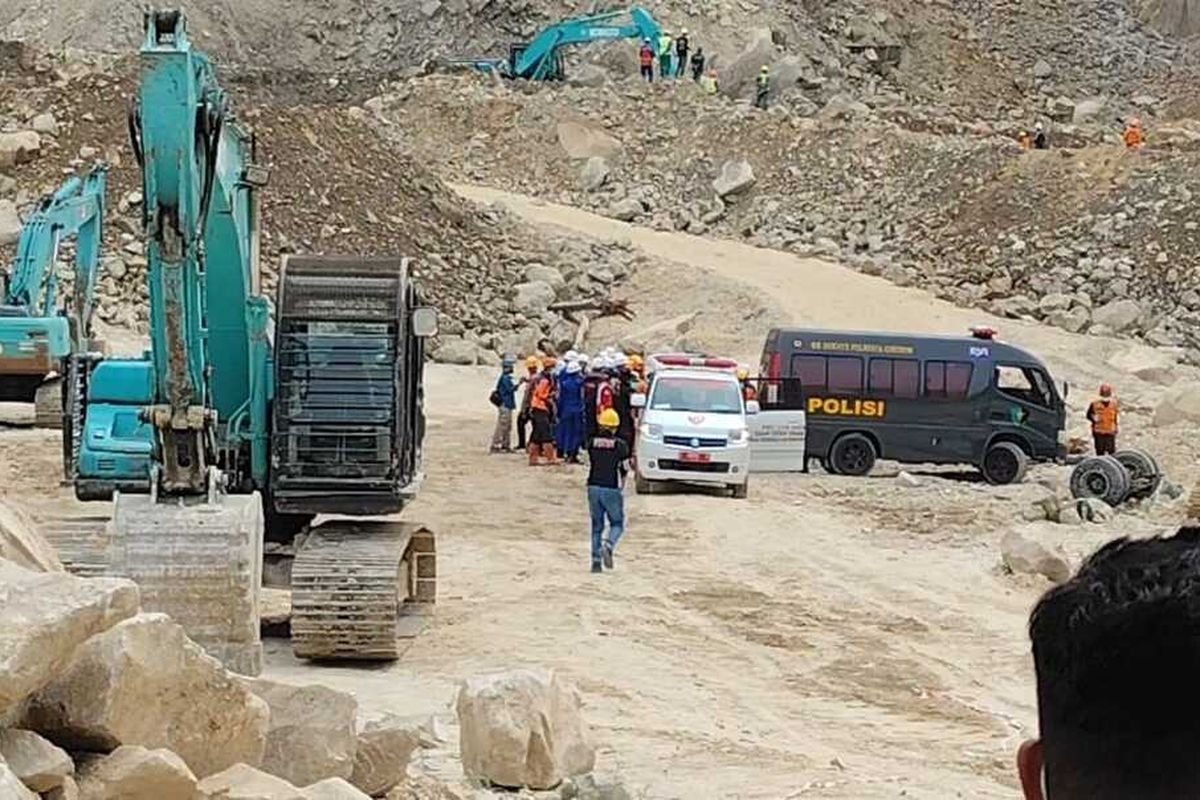 tim gabungan mengevakuasi satu korban yang baru ditemukan di lokasi longsor gunung kuda Kabupaten Cirebon Jawa Barat, Minggu (1/6/2025) siang.