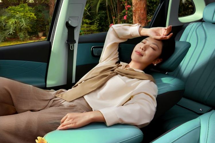 Desain mewah interior kabin SUV LEPAS L8. 