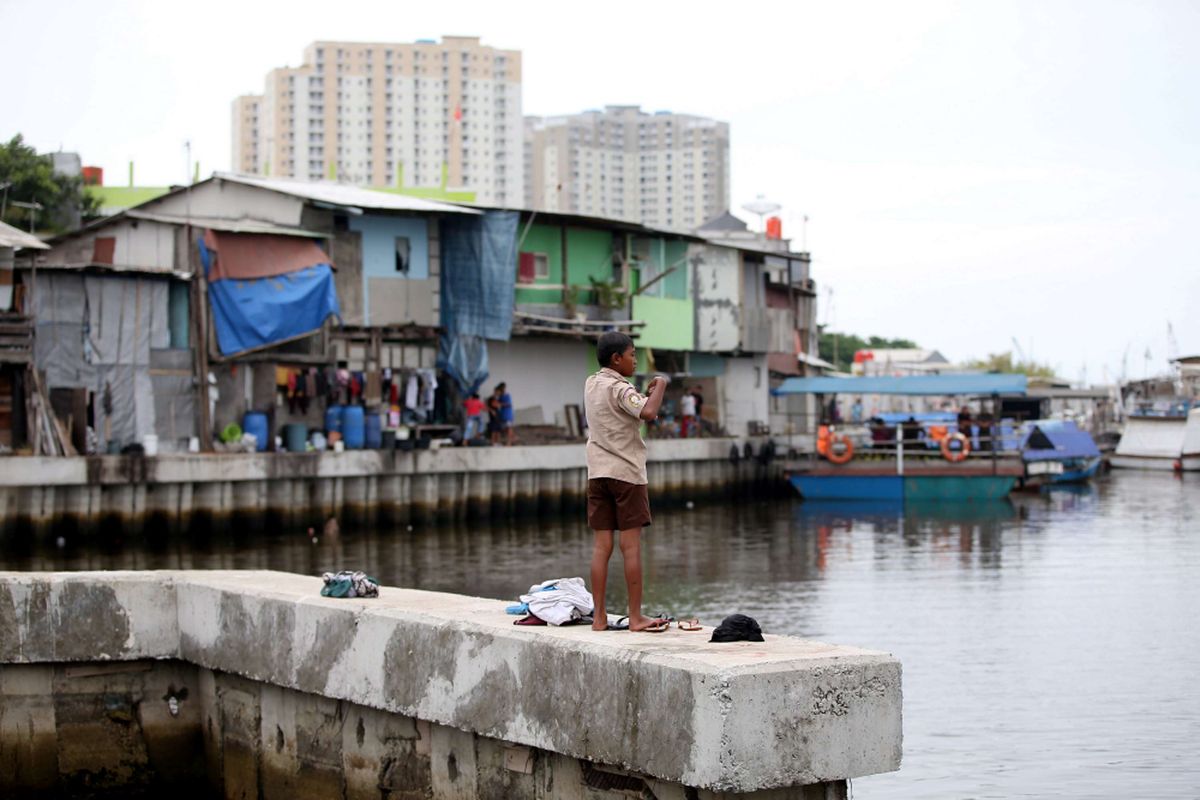 Anak-anak bermain di kanal di kawasan Kampung Akuarium, Penjaringan, Jakarta Utara, Rabu (17/1/2018). Pemerintah Provinsi DKI Jakarta memastikan hunian sementara atau shelter untuk warga Kampung Akuarium, Jakarta Utara segera dibangun.