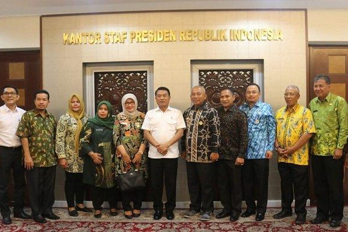 Kepala Kantor Staf Kepresidenan (KSP) Moeldoko dan Wali Kota Bekasi Rahmat Effendi (tengah) di Komplek Istana Kepresidenan di Jalan Veteran III, Jakarta Pusat, Kamis (26/12/2019).
