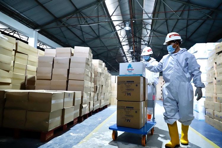 Gudang Pertamina Logistik Perkapalan sebagai tempat penyimpanan sementara barang-barang bantuan. 