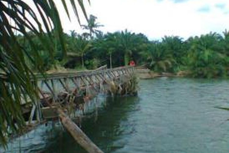 Banjir bandang disertai material kayu menghantam satu jembatan di Kabupaten Mukomuko hingga rusak