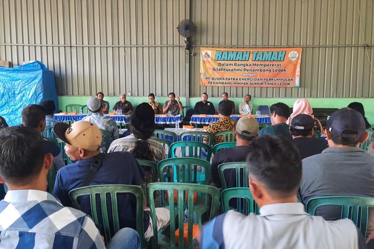 Sejumlah pihak dan para penambang melakukan rekonsiliasi terkait pengelolaan sumur tua di Desa Ledok, Kecamatan Sambong, Kabupaten Blora, Jawa Tengah, Kamis (22/6/2023)