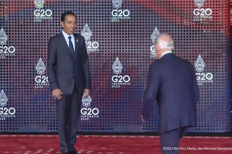 Presiden Joko Widodo (Jokowi) menyambut kedatangan Presiden Amerika Serikat (AS) Joe Biden Hotel The Apurva Kempinski, Nusa Dua, Bali untuk mengikuti pertemuan Konferensi Tingkat Tinggi (KTT) G20 pada Selasa (15/11/2022). 