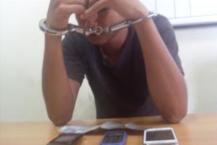Andi Hermawan, pemimpin komplotan penodong yang menyasar remaja, diperiksa di Polres Balikpapan, Kalimantan Timur, Kamis (5/9/2013).