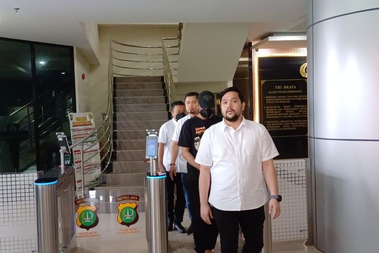 Rio Reifan menjalani tes kesehatan di kedokteran kesehatan Polres Metro Jakarta Barat, Senin (29/4/2024). 