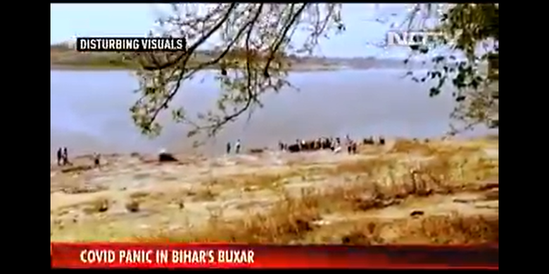 Potongan gambar aliran warga berkumpul di aliran Sungai Gangga di mana puluhan mayat terlihat mengambang, pihak berwenang India telah memasang jaring untuk menangkap mayat diduga korban Covid-19, pada Rabu (12/4/2021).