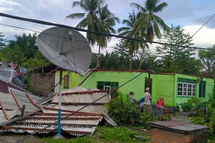 Puting beliung menerjang Desa Eti, Kabupaten Seram Bagian Barat, Maluku, Sabtu (18/6/2022). Musibah itu menyebabkan 15 rumah rusak