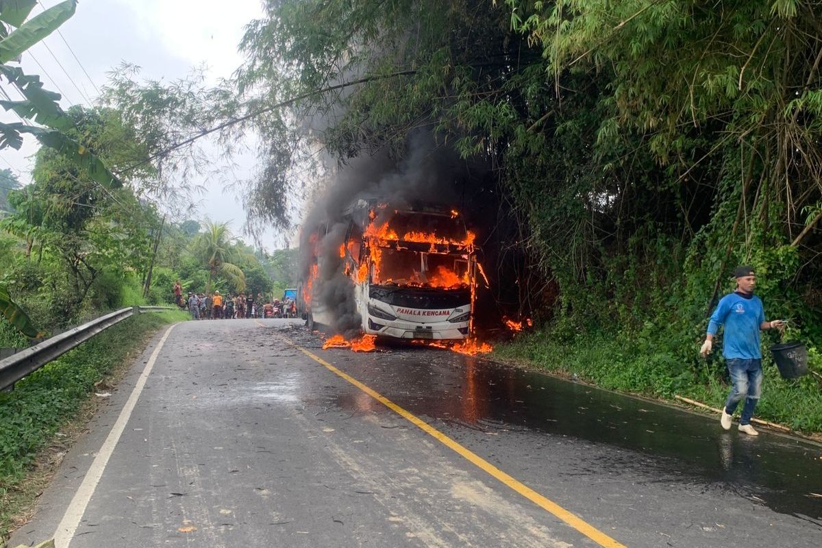 Bus Pahala Kencana terbakar di Jalan Raya Paterongan Kecamatan Galis, Bangkalan, Minggu (1/6/2025). 