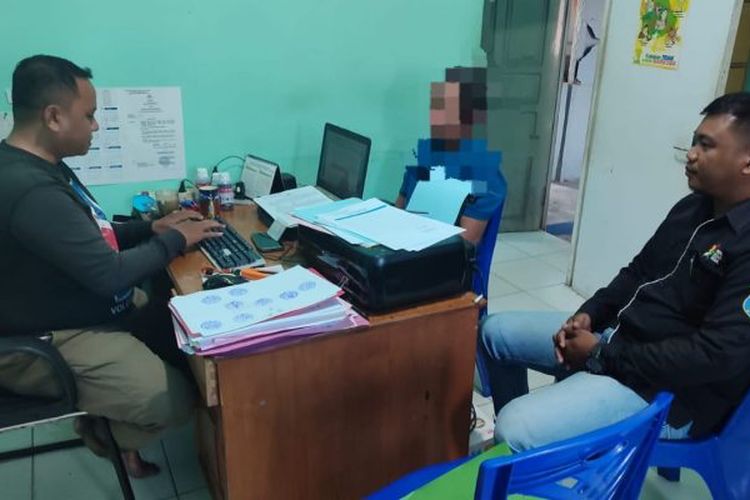 RHP seorang pegawai honordi Gorontalo (tengah) saat menjalani pemeriksaan di Mapolresta Gorontalo Kota, Ia ketahuan mengonsumsi narkoba jenis sabu-sabu