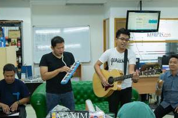 Grup band Jikustik tampil dengan format akustik di tengah ruang redaksi Kompas.com, Gedung Kompas Gramedia, Palmerah Selatan, Jakarta Pusat, Kamis (7/4/2016).