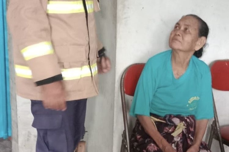 Nenek terjepit sela tembok, Rami, Senin (2/6/2025).