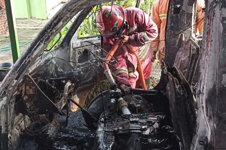 Mobil jenis Daihatsu Zebra dengan nopol N 1484 EH berwarna biru terbakar di halaman SMK Ardjuna 2, Jalan Teluk Pelabuhan Ratu, RT 1 RW 3, Kelurahan Arjosari, Kecamatan Blimbing, Kota Malang pada Rabu (9/11/2022) pagi. 