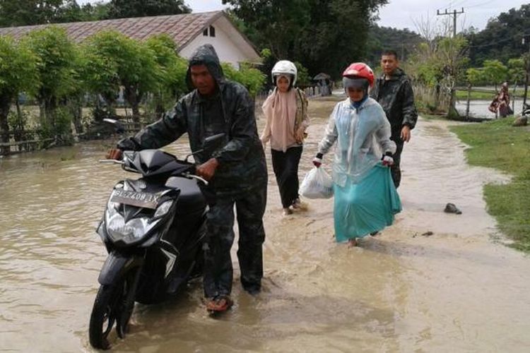 Personil TNI membantu evakuasi warga desa yang terdampak banjir di Kecamatan Padang Tiji, Kabupaten Pidie, Aceh. AKibat hujan deras, tujuh desa dikawasan ini dilanda banjir luapan waduk dan sungai.