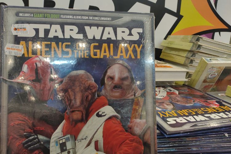 Buku Star Wars Aliens of the Galaxy dijual dengan harga Rp 30.000 setelah mendapat diskon di Big Bad Wolf Jakarta 2020. Harga awal buku ini adalah Rp 70.000.