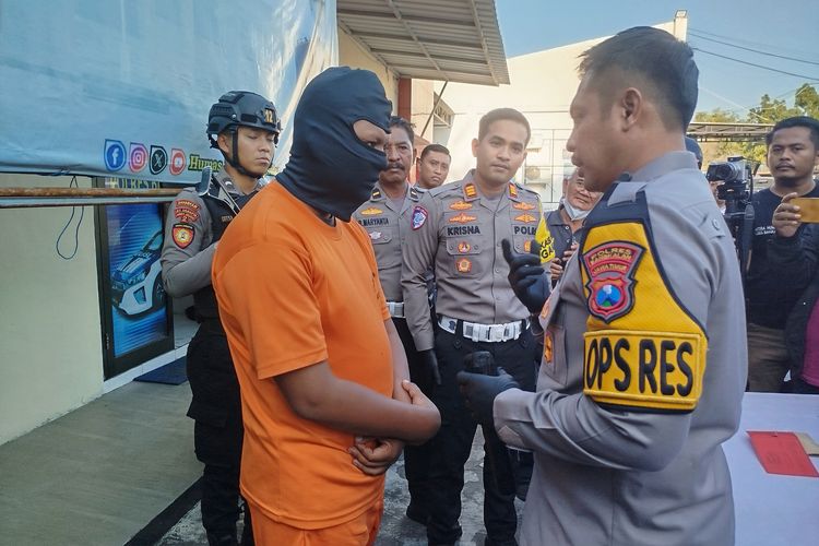 Pelaku tabrak lari saat diamankan polisi dan dibawa ke Mapolres Bangkalan, Senin (21/7/2025). 