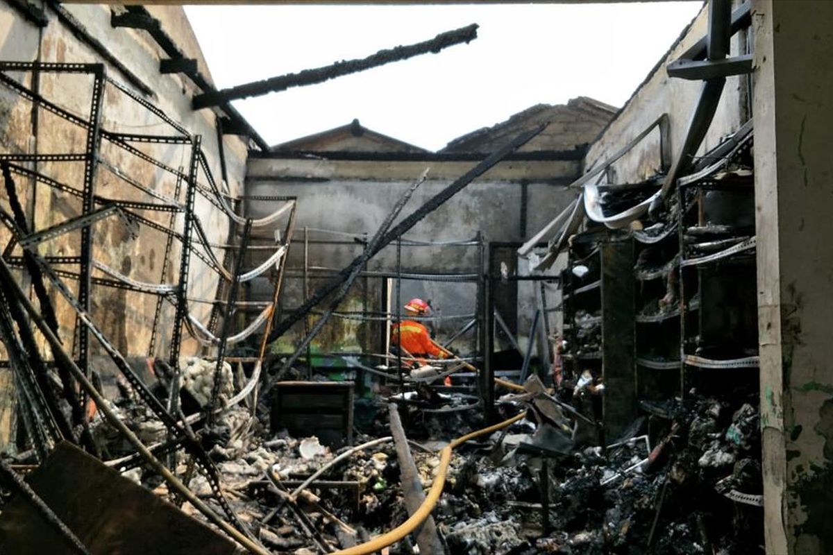 Kebakaran Toko Agen Makanan dan Plastik di Jalan Raya, Cipayung, Jakarta Timur Diduga Korsleting Listrik, Jumat (9/8/2019).