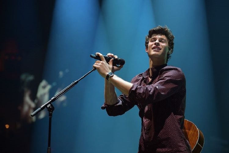 Artis musik Shawn Mendes tampil dalam sebuah konser di American Airlines Arena di Miami, Florida, AS, pada 26 Juli 2017.