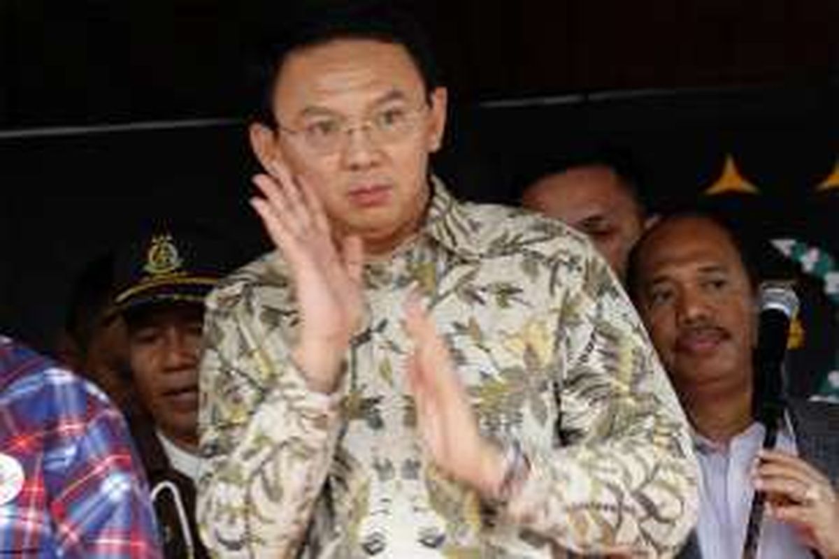 Gubernur DKI Jakarta non-aktif Basuki Tjahaja Purnama atau Ahok bergegas meninggalkan setelah memberikan keterangan pers di halaman Kejaksaan Agung, Jakarta, Kamis, (1/12/2016).