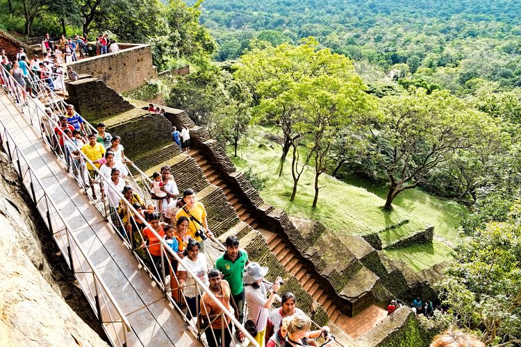 Para turis di kota kuno Sigiriya, Sri Lanka.