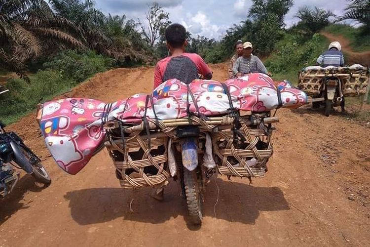 Jenazah dibawa pakai motor diikat di atas keranjang rotan karena jalan rusak yang viral di media sosial, Rabu (16/5/2019) lalu. 