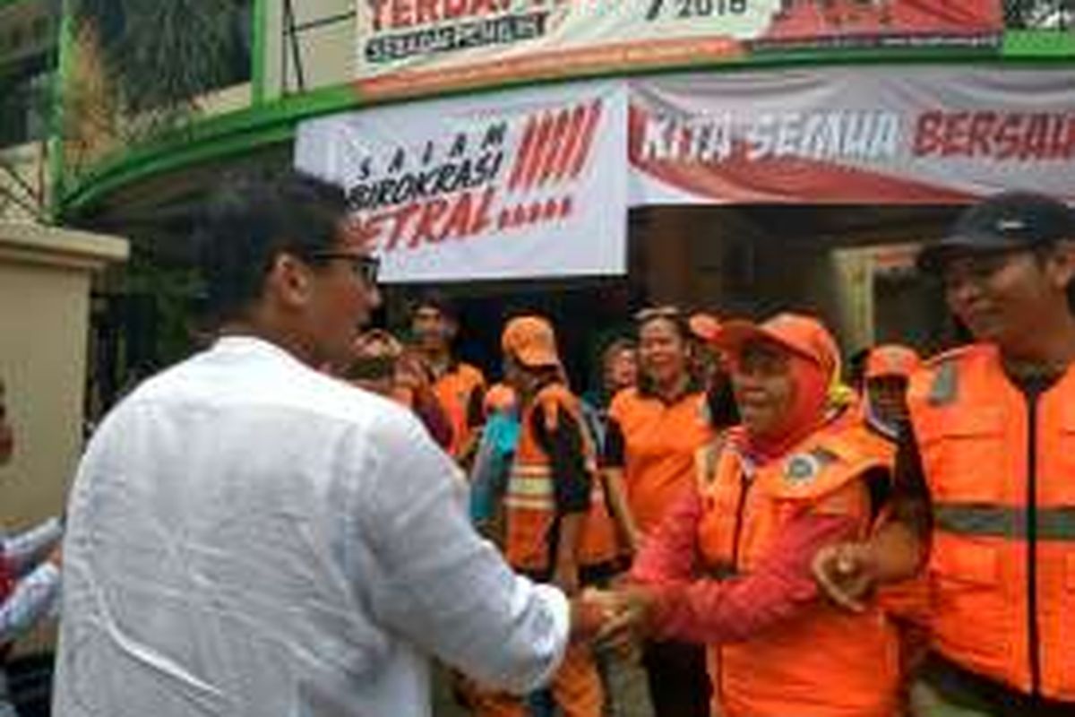 Calon wakil gubernur DKI Jakarta Sandiaga Uno, mengunjungi permukiman warga di Jalan Ophir I, Gunung, Kebayoran Baru, Jakarta Selatan, Jumat (4/11/2016).