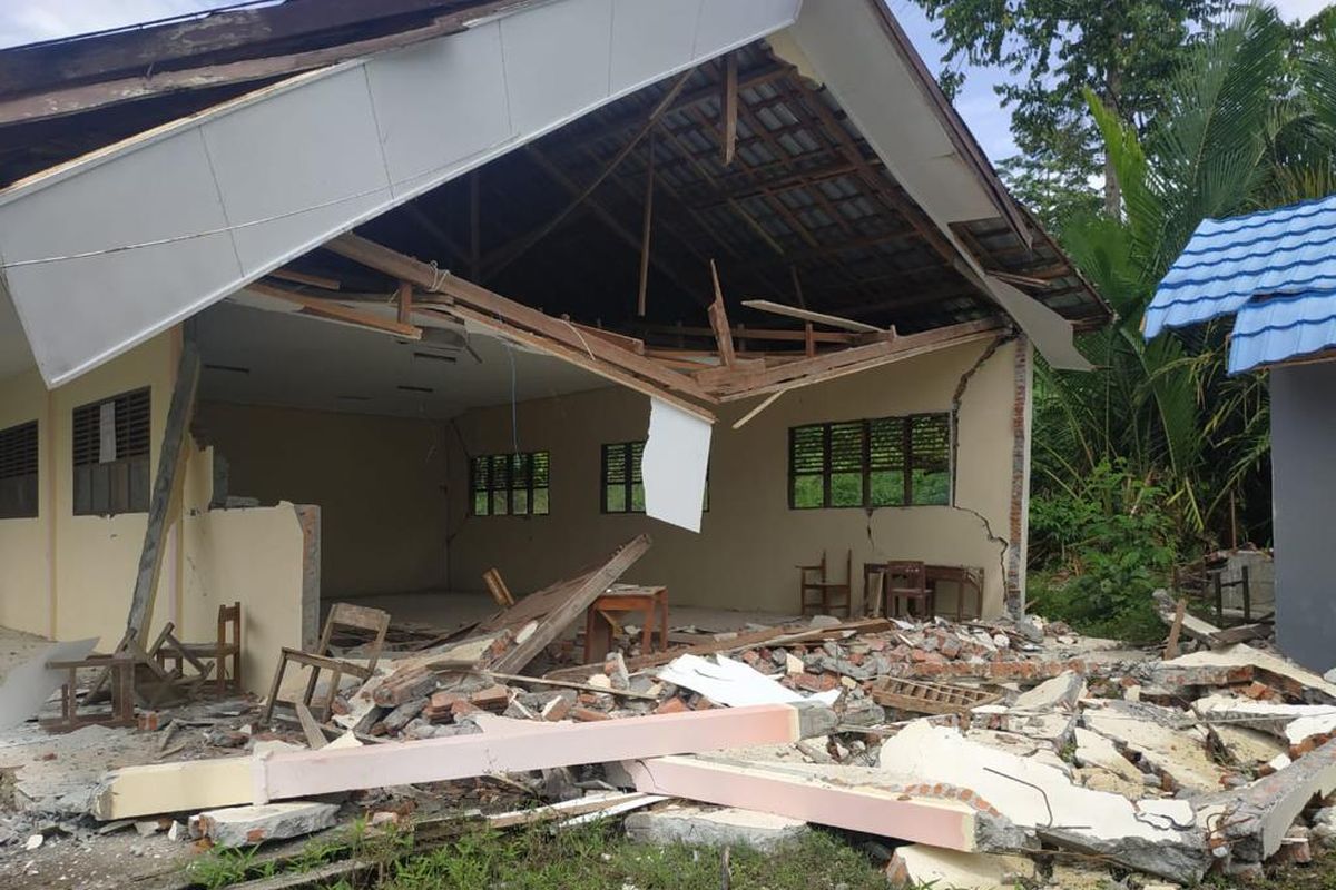 Salah satu sekolah yang terkena dampak gempa di Sulawesi Barat.