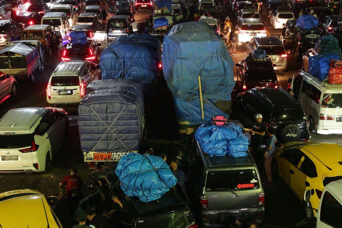 Antrean kendaraan roda empat memadati area Pelabuhan Merak, Cilegon, Banten, Rabu (19/4/2023). Puncak arus mudik Lebaran 2023 diperkiran terjadi mulai tanggal 18 hingga 21 April.