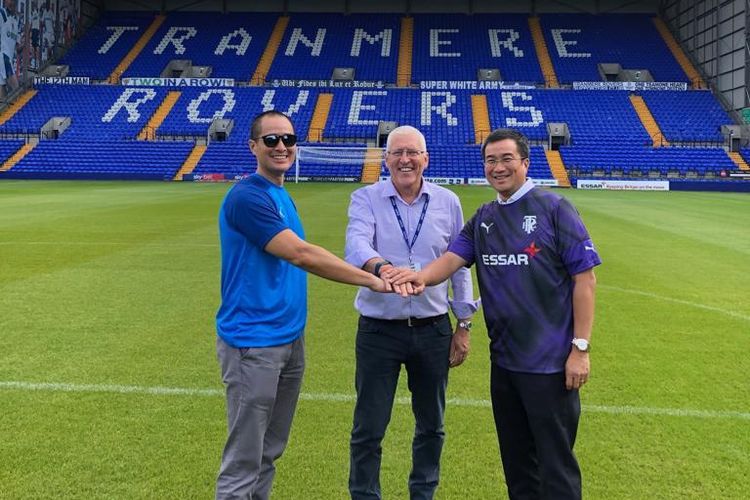 Chairman Tranmere Rovers Mark Palios (tengah) berfoto dengan perwakilan Santini Group, Lukito Wanandi (kiri) dan Wandi Wanandi (kanan). Santini Group merupakan perusahaan Indonesia yang sejak September 2019 menjadi investor Tranmere Rovers.