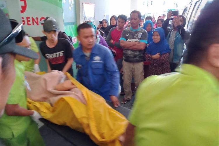 Kapal penyeberangan Roll On Roll Off (Roro) KMP Sembilang yang sedang melakukan docking (Perbaikan) tahunan di galangan kapal PT. Karimun Marine Shipyard (KMS), Rabu (31/7/2019) meledak.