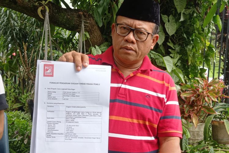 Ketua DPD PSI Kota Bogor Sugeng Teguh Prakoso saat memperlihatkan bukti dugaan manipulasi suara dalam proses hitung suara Pemilu 2024 di Kota Bogor, Minggu (18/2/2024).