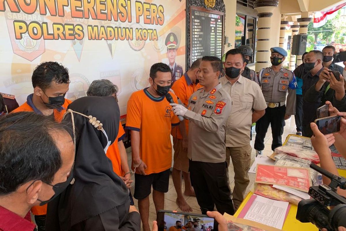 BERIKAN PENJELASAN--Tersangka BBR memberikan penjelasan kepada Kapolres Madiun Kota, AKBP Suryono terkait upah yang diterima setelah mengirim narkoba kedalam lapas, Rabu (24/8/2022). 