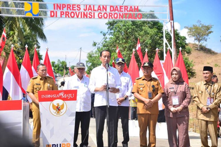 Presiden Joko Widodo saat memberikan sambutan pada peresmian Inpres Jalan Daerah (IJD) di Provinsi Gorontalo bertempat di Desa Polohungo, Kecamatan Dulupi, Kabupaten Boalemo, Senin (22/4/2024).