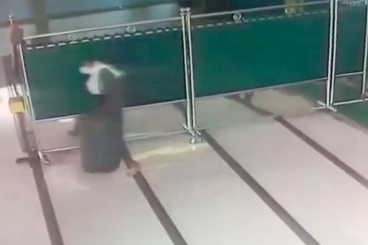 Pria berbaju gamis terekam kamera CCTV saat mencuri speaker wireless masjid serta dua kotak amal, Senin (1/3/2022).