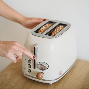 Ilustrasi toaster, pemanggang roti. 