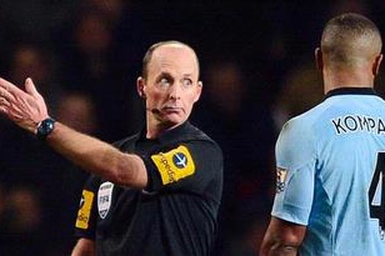 Wasit Mike Dean (kiri) memberi kartu merah kepada bek Manchester City, Vincent Kompany (kanan), pada pertandingan Premier League melawan Arsenal, di Emirates, Minggu (13/1/2013).