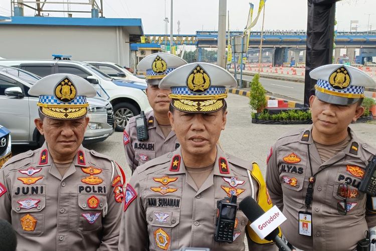 Dirgakkum Korlantas Polri Brigadir Jenderal (Pol) Aan Suhanan (tengah) saat ditemui wartawan di Command Center PJR Korlantas Polri di KM 29 Tol Jakarta-Cikampek, Kamis (20/4/2023) sore.