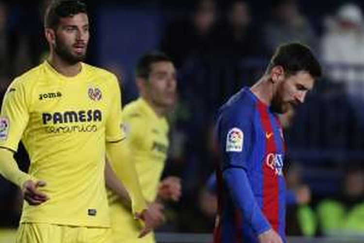 Ekspresi megabintang FC Barcelona, Lionel Messi, saat gagal memaksimalkan peluangnya pada partai La Liga kontra Villarreal, di Stadion El Madrigal, Minggu (8/1/2017) waktu setempat.