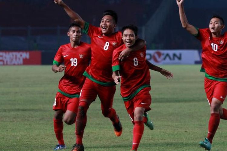 Pemain Indonesia Evan Dimas (2 dari kanan), Muhammad Hargiano (nomor 8), Zulfriandi (nomor 19) dan Muchlis Hadi Ning (kanan) berselebrasi setelah Evan membobol gawang Korea Selatan pada pertandingan kualifikasi Piala Asia U-19 di Stadion Utama Gelora Bung Karno, Jakarta, Sabtu (12/10/2013). Indonesia lolos ke putaran final Piala Asia U-19 yang akan berlangsung di Myanmar tahun depan, setelah menang dengan skor 3-2.