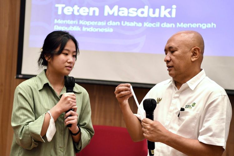  Sejumlah mahasiswa Institut Teknologi Bandung (ITB) bercerita soal usaha yang dijalaninya kepada Menteri Koperasi dan UKM (MenKopUKM), Teten Masduki. Ada dua mahasiswa yaitu Adlin, mahasiswi Program Studi Kewirausahaan ITB memiliki bisnis catering; dan Yohana, mahasiswi ITB yang memiliki usaha sedotan ramah lingkungan. 