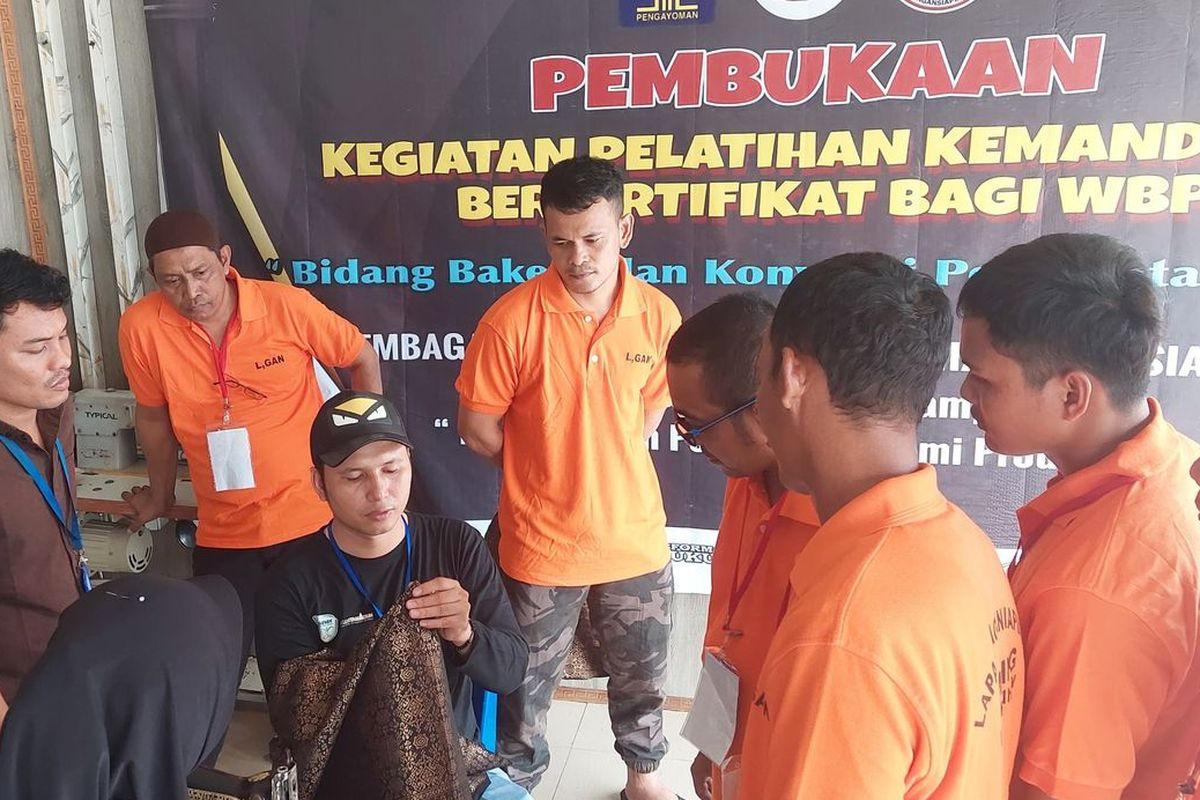 Rumah Tamadun, UMKM binaan Rumah BUMN Pertamina Pekanbaru, menggandeng perempuan sekitar sebagai pemasok bahan baku dan mempekerjakan warga dari Lapas Kelas IIA Bagansiapiapi.