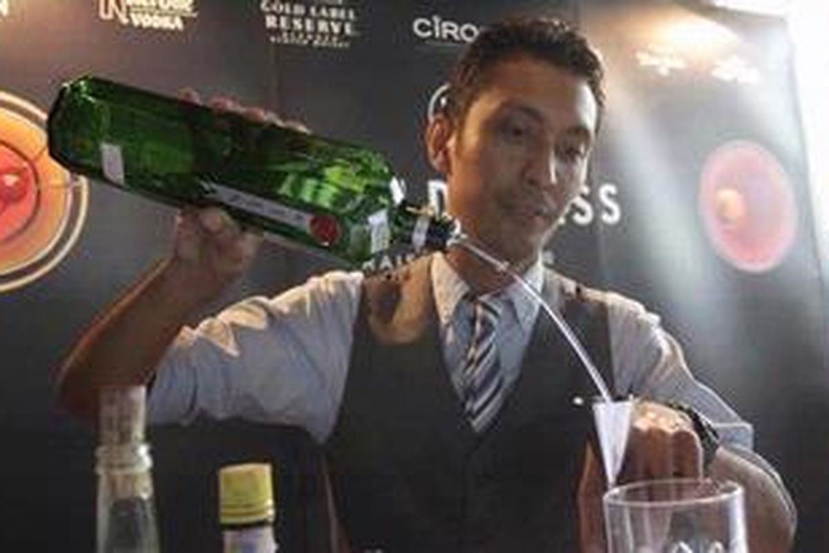 Zulkifli Moka, tengah meracik koktail saat melakukan tantangan ketiga Diageo Reserve World Class 2012 di Otel Lobby, Jakarta, Selasa (8/5/2012).