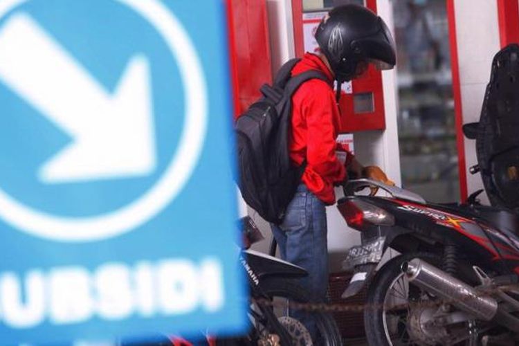 Ilustrasi: Pengendara sepeda motor mengisi bahan bakar minyak (BBM) bersubsidi ke kendaraannya di Stasiun Pengisian Bahan Bakar untuk Umum (SPBU) 34.10102 di jalan KH. Hasyim Ashari, Jakarta beberapa waktu lalu.
