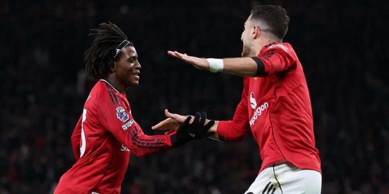 Bek Manchester United asal Denmark, Patrick Dorgu (kiri), merayakan gol pembuka laga Liga Inggris antara Manchester United dan Newcastle United di Old Trafford, Manchester, barat laut Inggris, pada 26 Desember 2025.