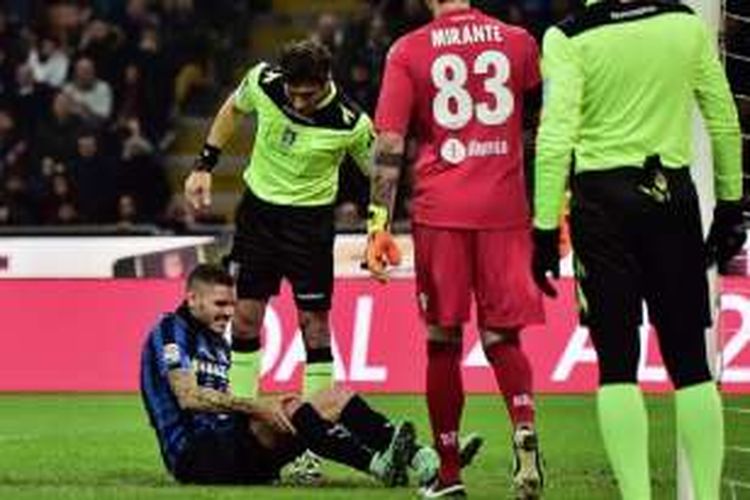 Mauro Icardi mengalami cedera pada menit-menit awal laga Inter Milan vs Bologna di Giuseppe Meazza, Sabtu (12/3/2016).