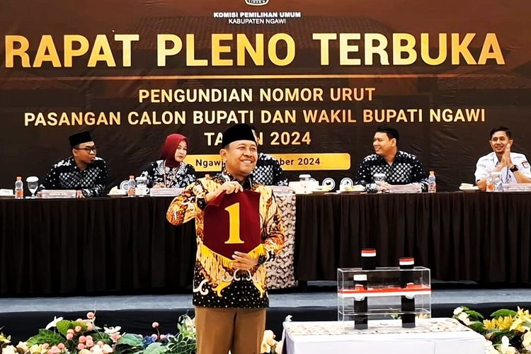 Lawan bumbung kosong pasangan calon Bupati dan Wakil Bupati Ngawi dalam Pilkada 2024 mendatang mendapatkan nomor urut 1. Dwi Rianto Jatmiko datang tanpa pasangannya Ony Anwar Harsono karena menjalankan ibadah umroh.