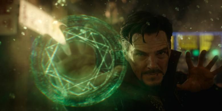 Benedict Cumberbatch beraksi dalam film Doctor Strange (2016)