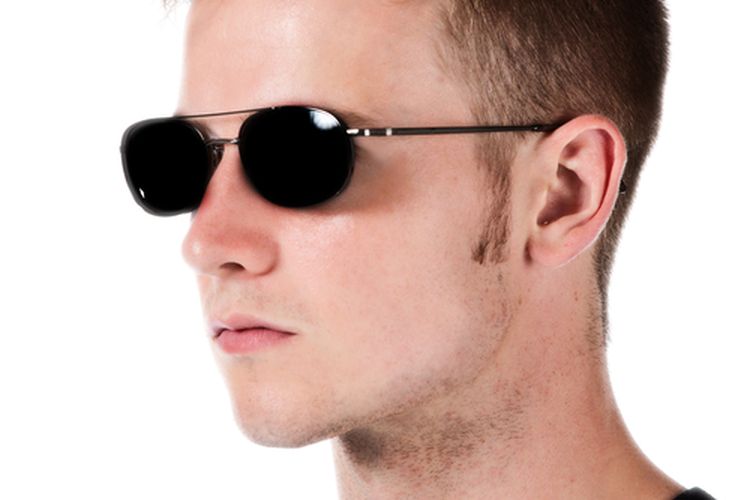 Model rambut pria short back and sides memiliki rambut lebih panjang di bagian atas, dengan bagian belakang dan samping tetap pendek dan rapi.