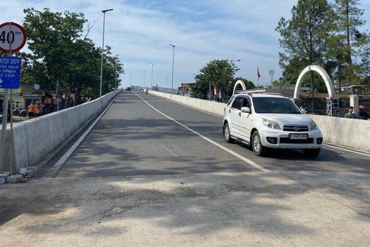Sebuah mobil melintas di Flyover Ciroyom. Flyover Ciroyom yang dibangun oleh Direktorat Jenderal Perkeretaapian (DJKA), Kementerian Perhubungan akhirnya sudah resmi dibuka dan bisa digunakan oleh masyarakat mulai, Rabu (23/10/2024). 
