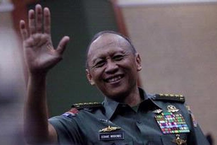 Pramono Edhie Wibowo, saat masih menjabat Kepala Staf TNI AD,  berpamitan seusai menggelar konferensi Pers di Markas Besar TNI Angkatan Darat, Jakarta Pusat, Jumat (29/3/2013).  
